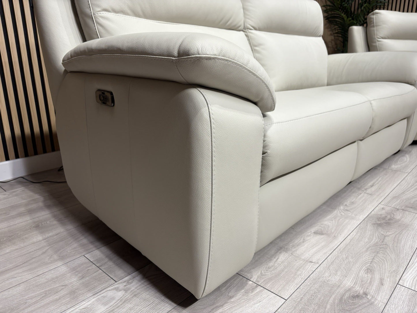 F. Village Nicoletti PEPINO Leather 2 Seater Power Recliner Sofa - RRP £2,495