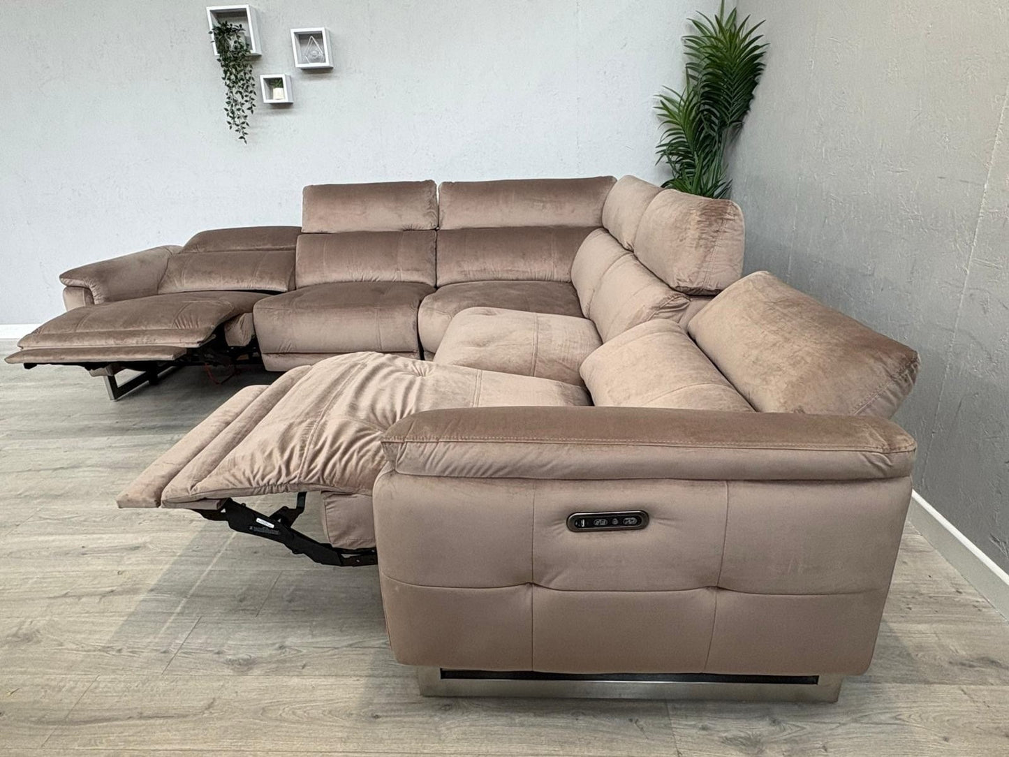 Furniture Village MOET Fabric 2 Corner 2 Power Recliner Corner Sofa - RRP £3595