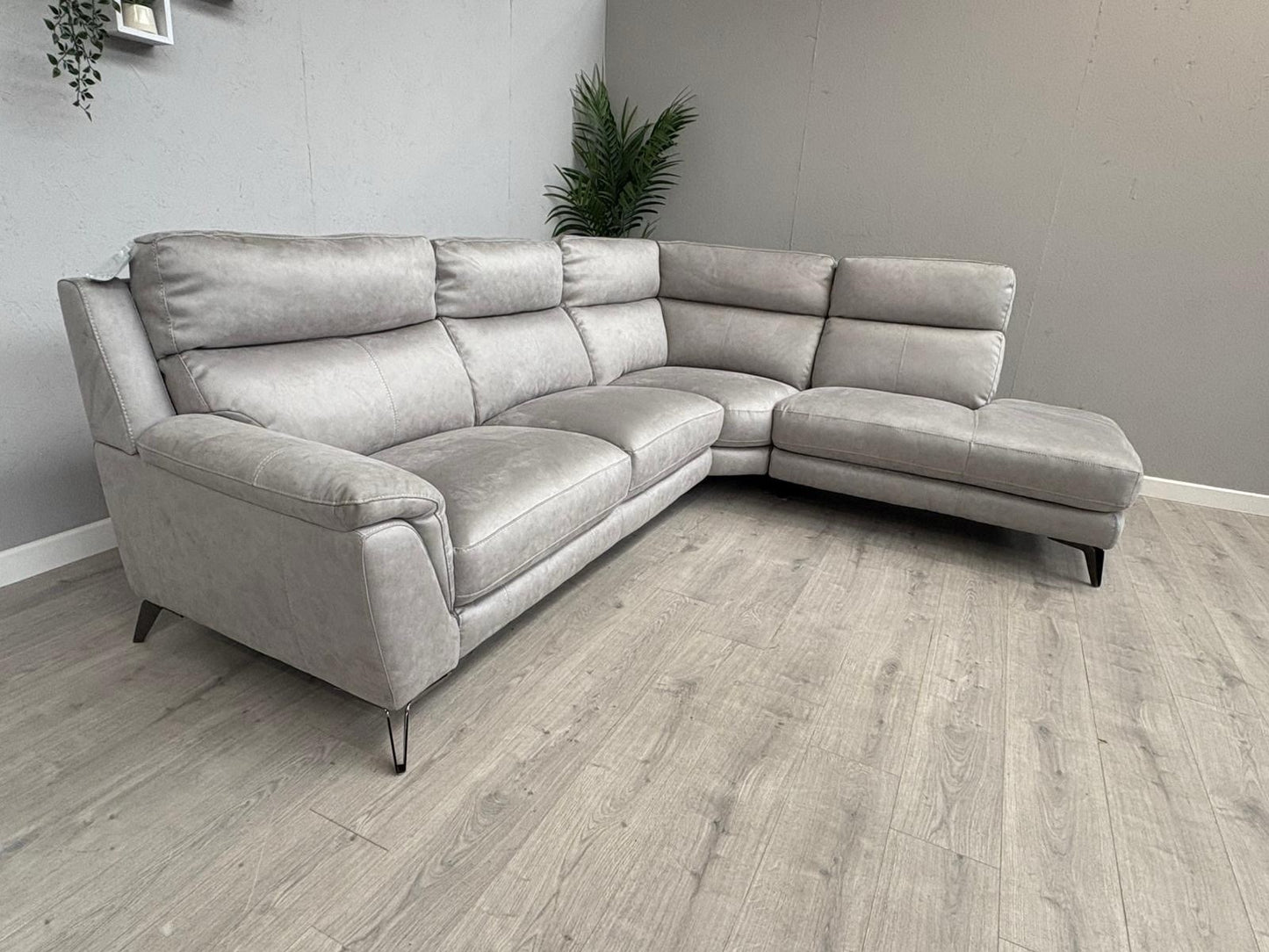 Furniture Village CONTEMPO Fabric RHF Open End Chaise Corner Sofa - RRP £2,295