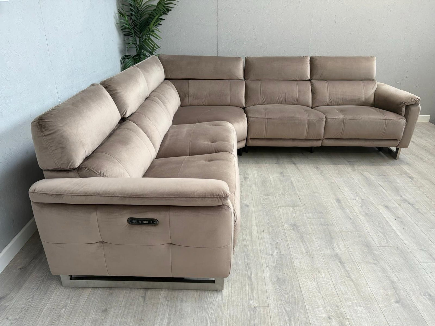 Furniture Village MOET Fabric 2 Corner 2 Power Recliner Corner Sofa - RRP £3595