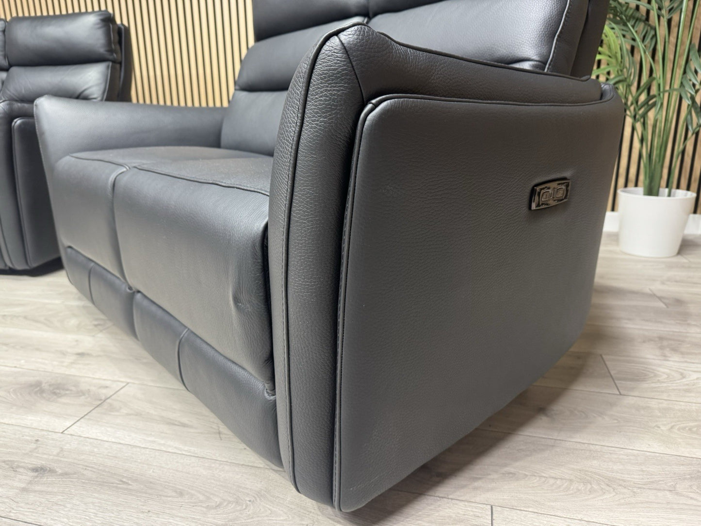 SCS  Cleveley Leather 2+2 Seater Power Recliner/Headrests + Console  - RRP £2898
