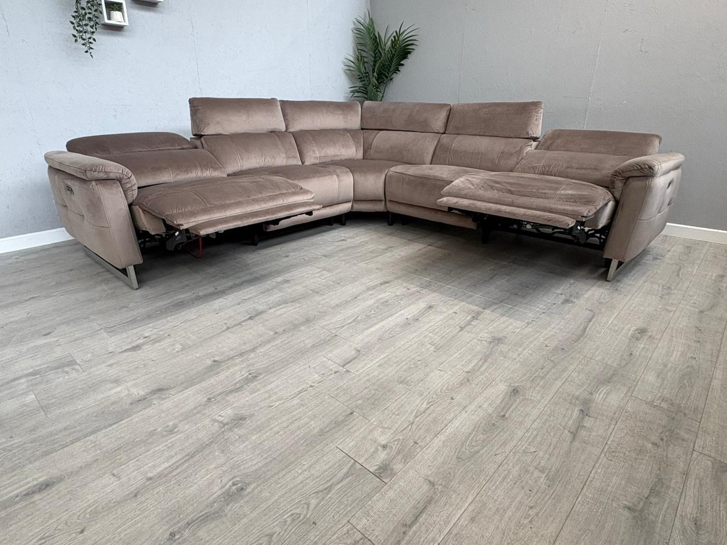 Furniture Village MOET Fabric 2 Corner 2 Power Recliner Corner Sofa - RRP £3595