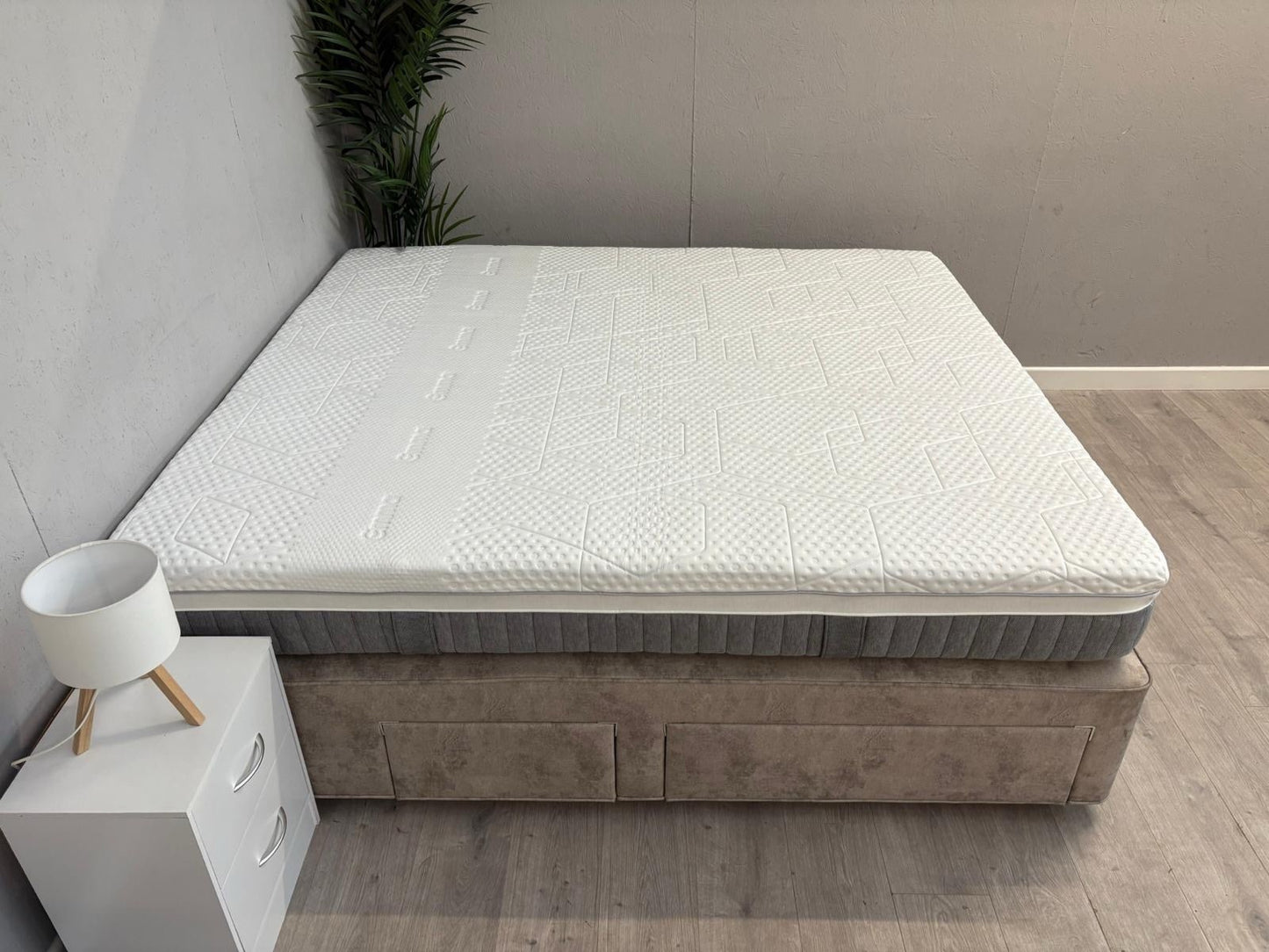 EMMA - Smart Deluxe Hybrid 6ft Superking Mattress - RRP £1,379