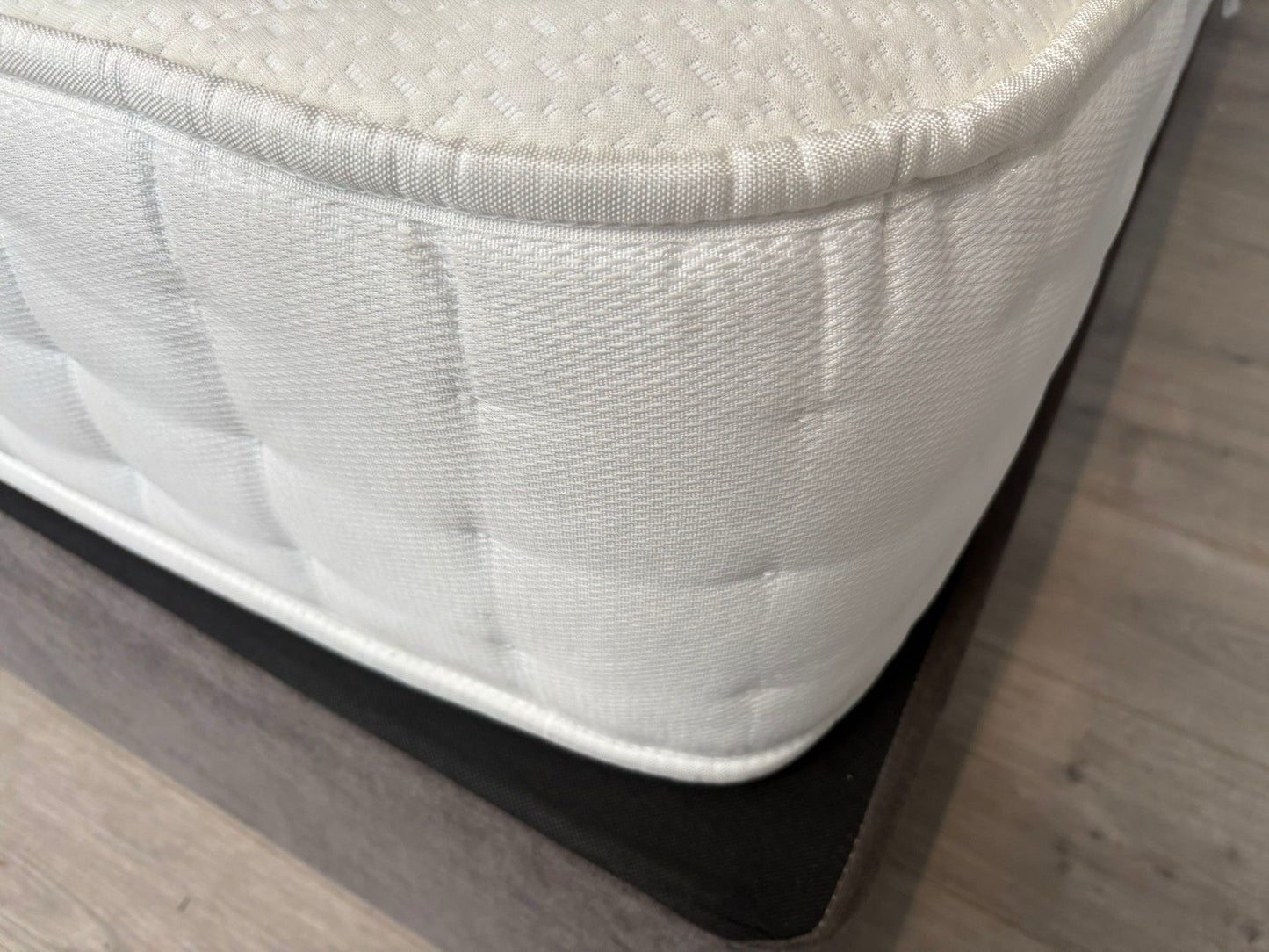 Rest Assured Venice 1400 Pocket Ortho Firm 4ft 6 Double Mattress - RRP £509