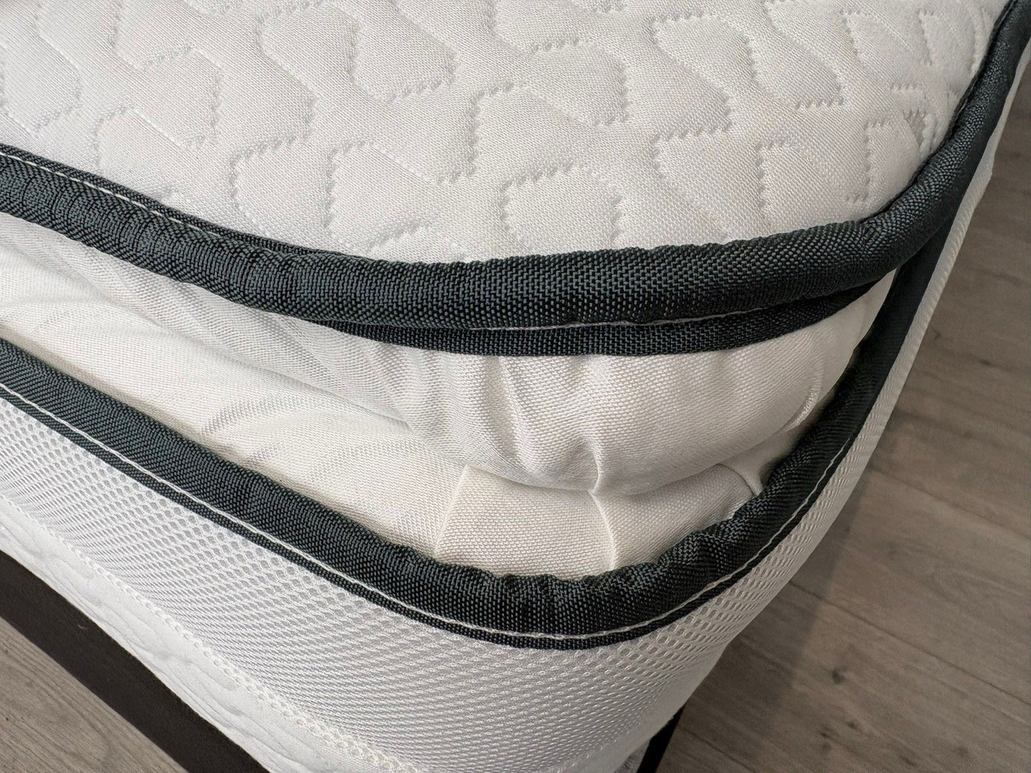 Silentnight UltraGel Miracoil Pillow top 5ft Kingsize Mattress - RRP £999