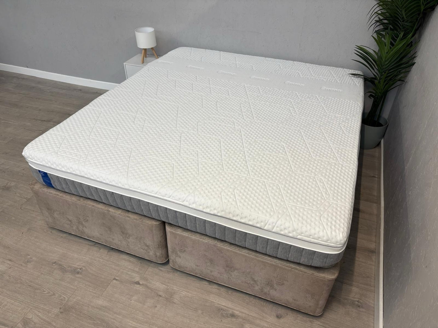 EMMA - Smart Deluxe Hybrid 6ft Superking Mattress - RRP £1,379