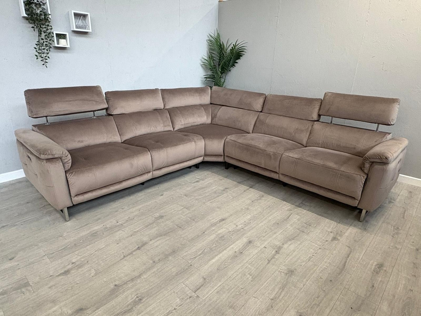 Furniture Village MOET Fabric 2 Corner 2 Power Recliner Corner Sofa - RRP £3595