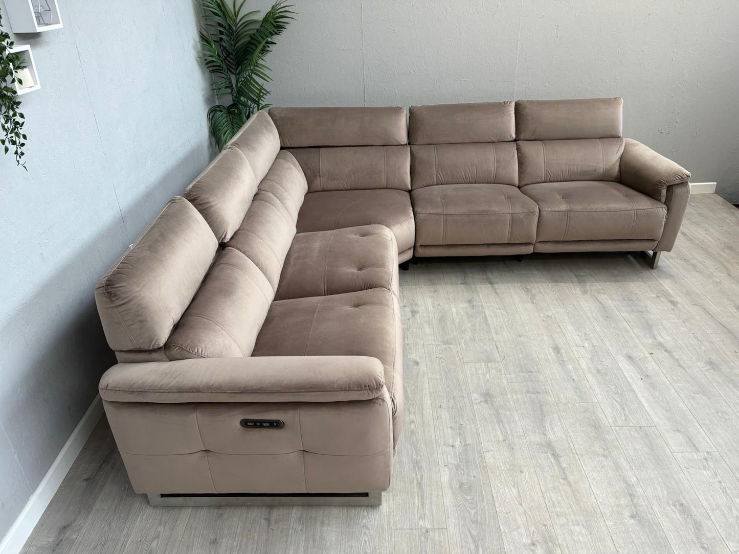 Furniture Village MOET Fabric 2 Corner 2 Power Recliner Corner Sofa - RRP £3595