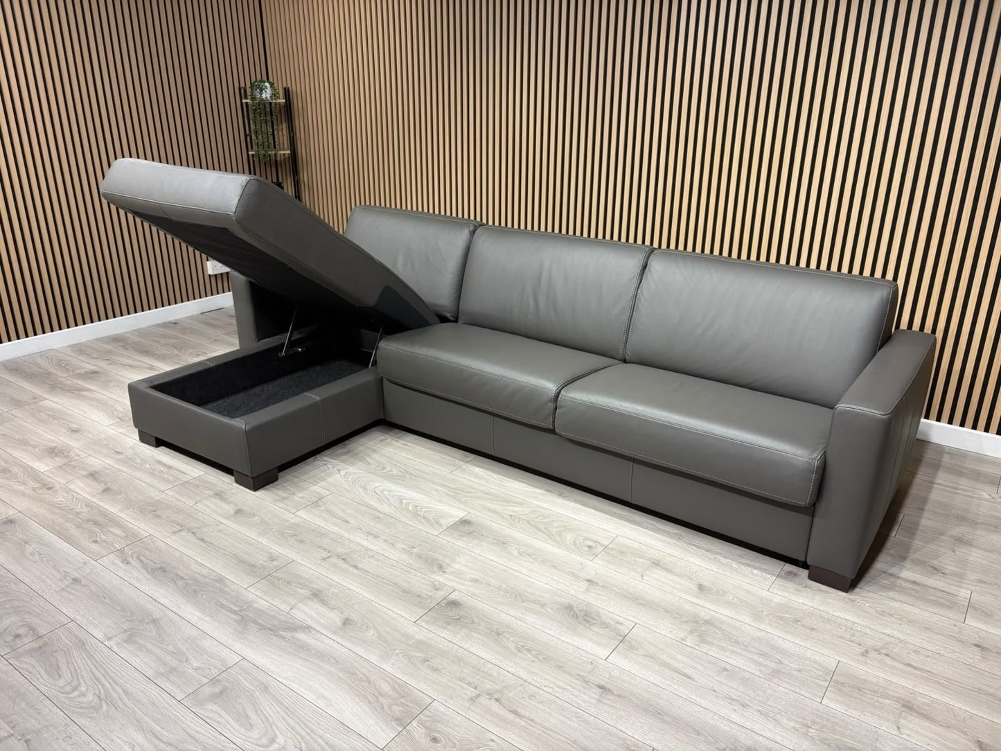 F.V Nicoletti Alcova 3 Seater Leather Sofa Bed with Storage Chaise RRP £4495