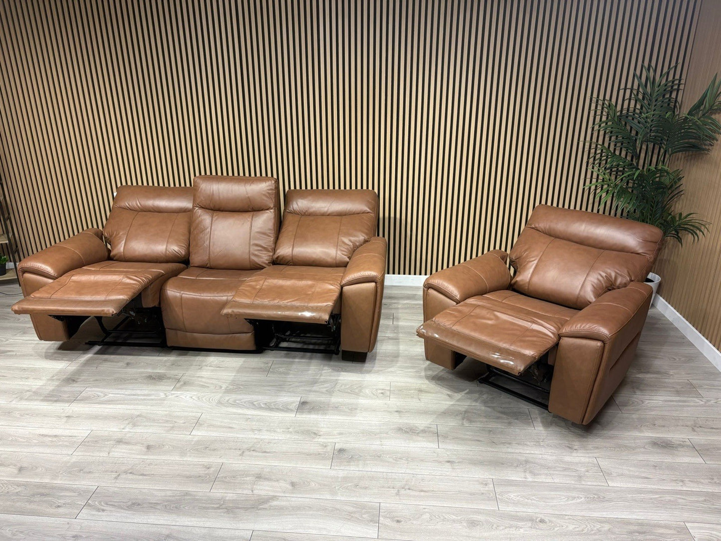 DANETTI Leather 3 Seater Sofa + Armchair Power Recliner Set - RRP: £3298