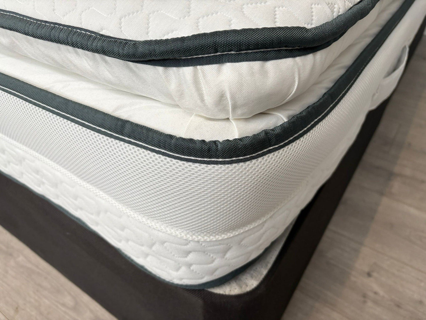 Silentnight UltraGel Miracoil Pillow top 5ft Kingsize Mattress - RRP £999