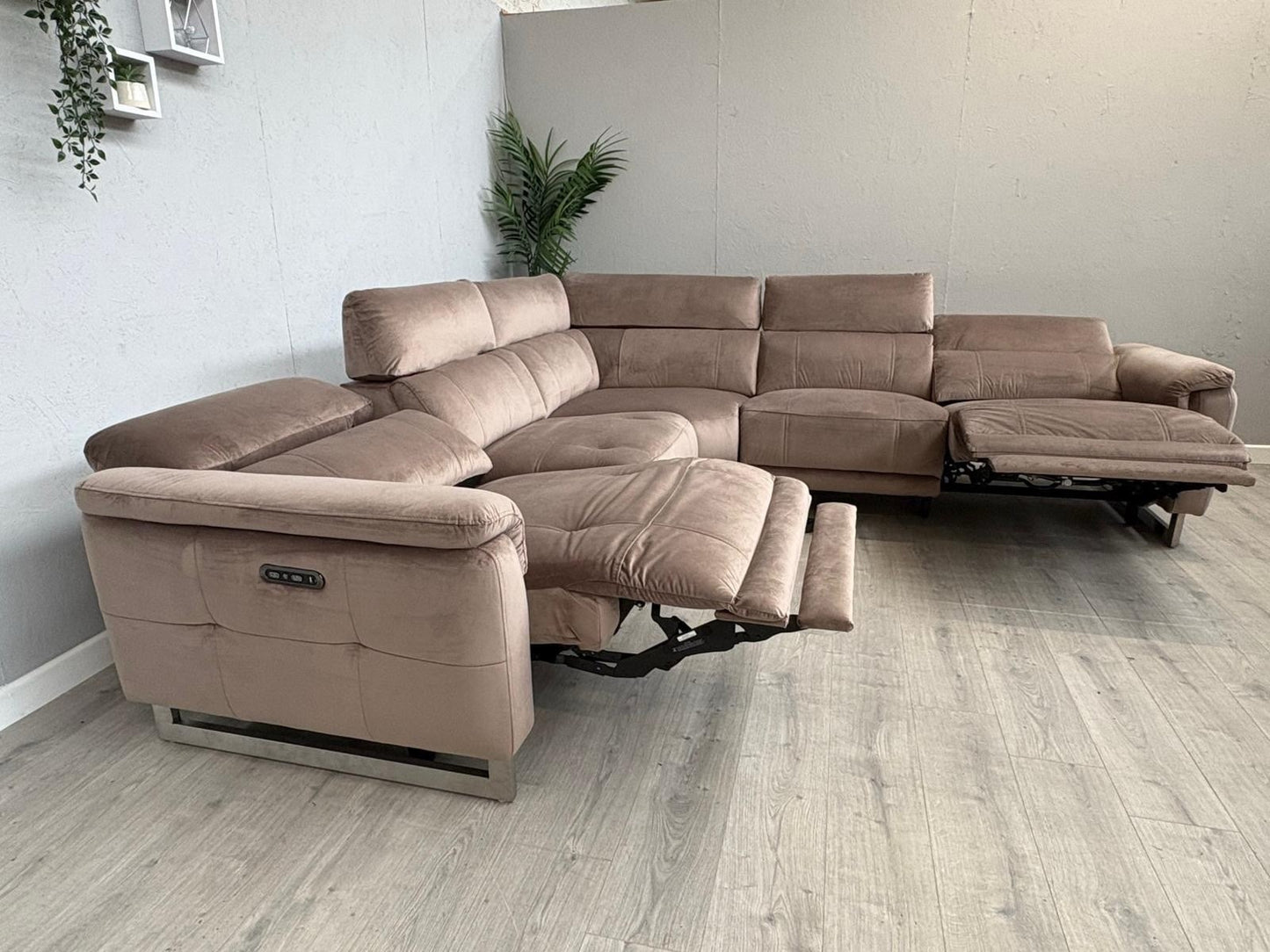 Furniture Village MOET Fabric 2 Corner 2 Power Recliner Corner Sofa - RRP £3595