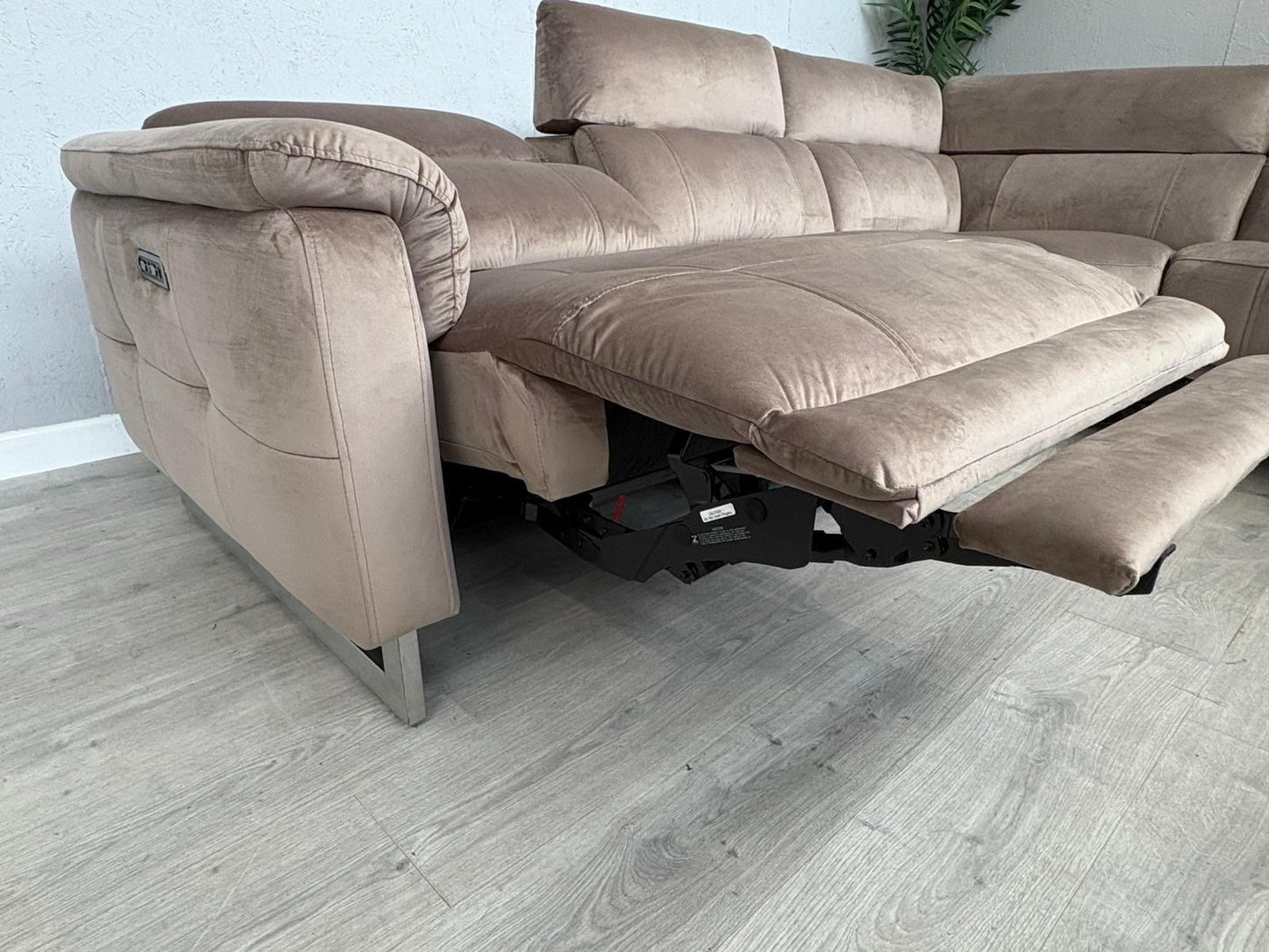 Furniture Village MOET Fabric 2 Corner 2 Power Recliner Corner Sofa - RRP £3595