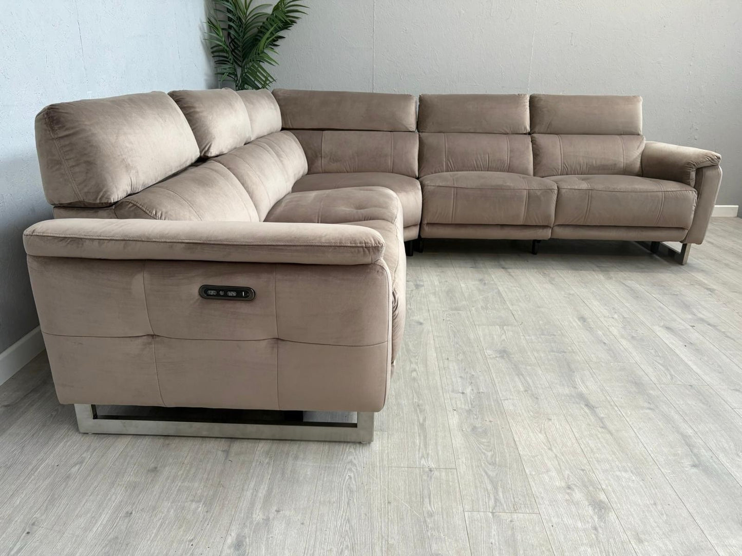 Furniture Village MOET Fabric 2 Corner 2 Power Recliner Corner Sofa - RRP £3595