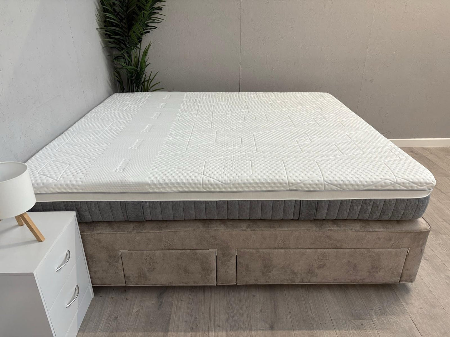 EMMA - Smart Deluxe Hybrid 6ft Superking Mattress - RRP £1,379