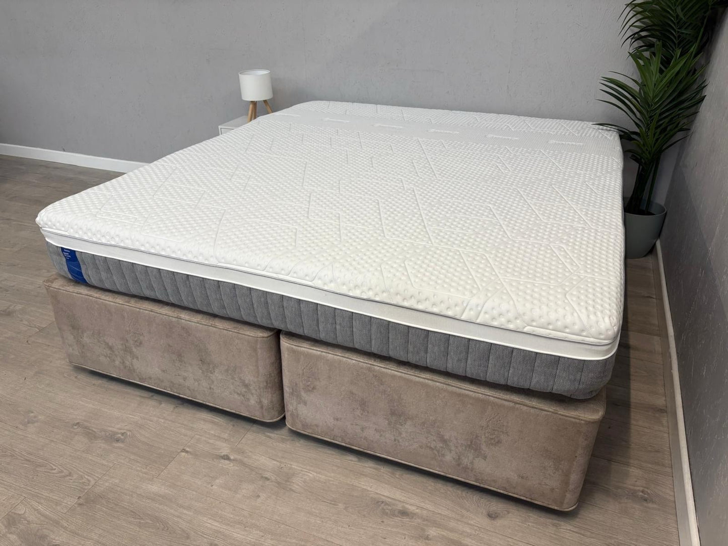 EMMA - Smart Deluxe Hybrid 6ft Superking Mattress - RRP £1,379