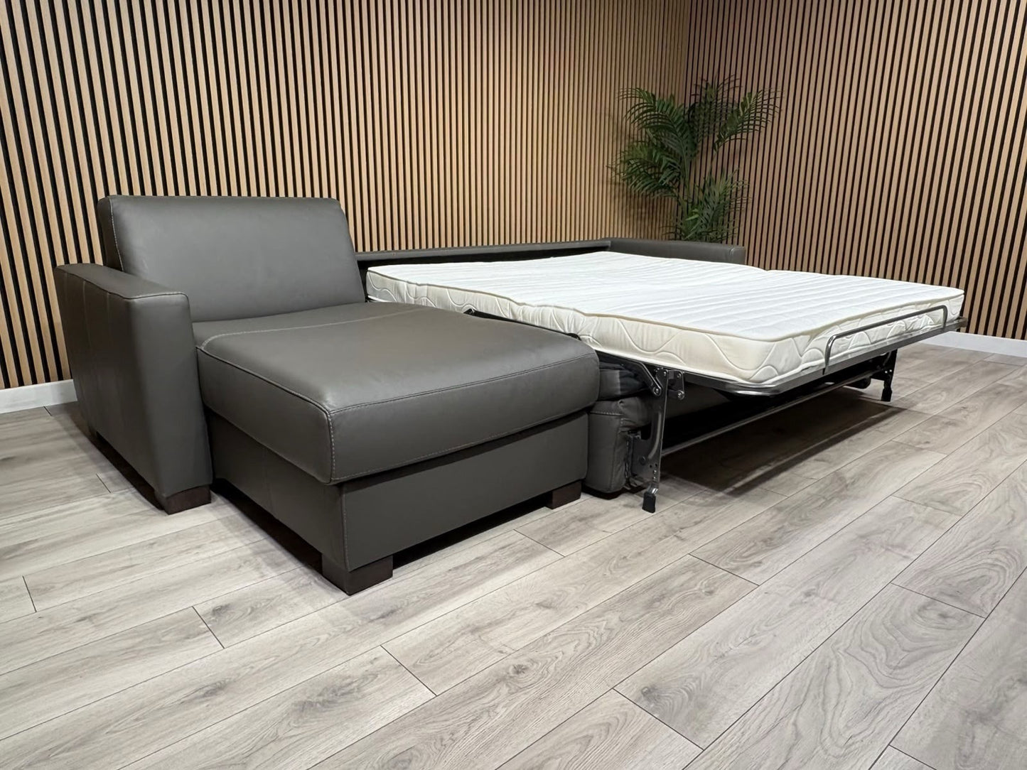 F.V Nicoletti Alcova 3 Seater Leather Sofa Bed with Storage Chaise RRP £4495