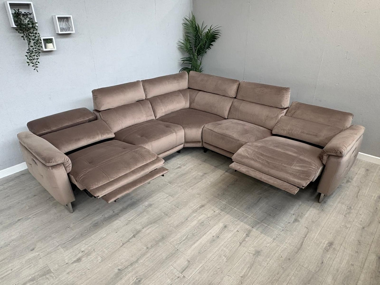 Furniture Village MOET Fabric 2 Corner 2 Power Recliner Corner Sofa - RRP £3595