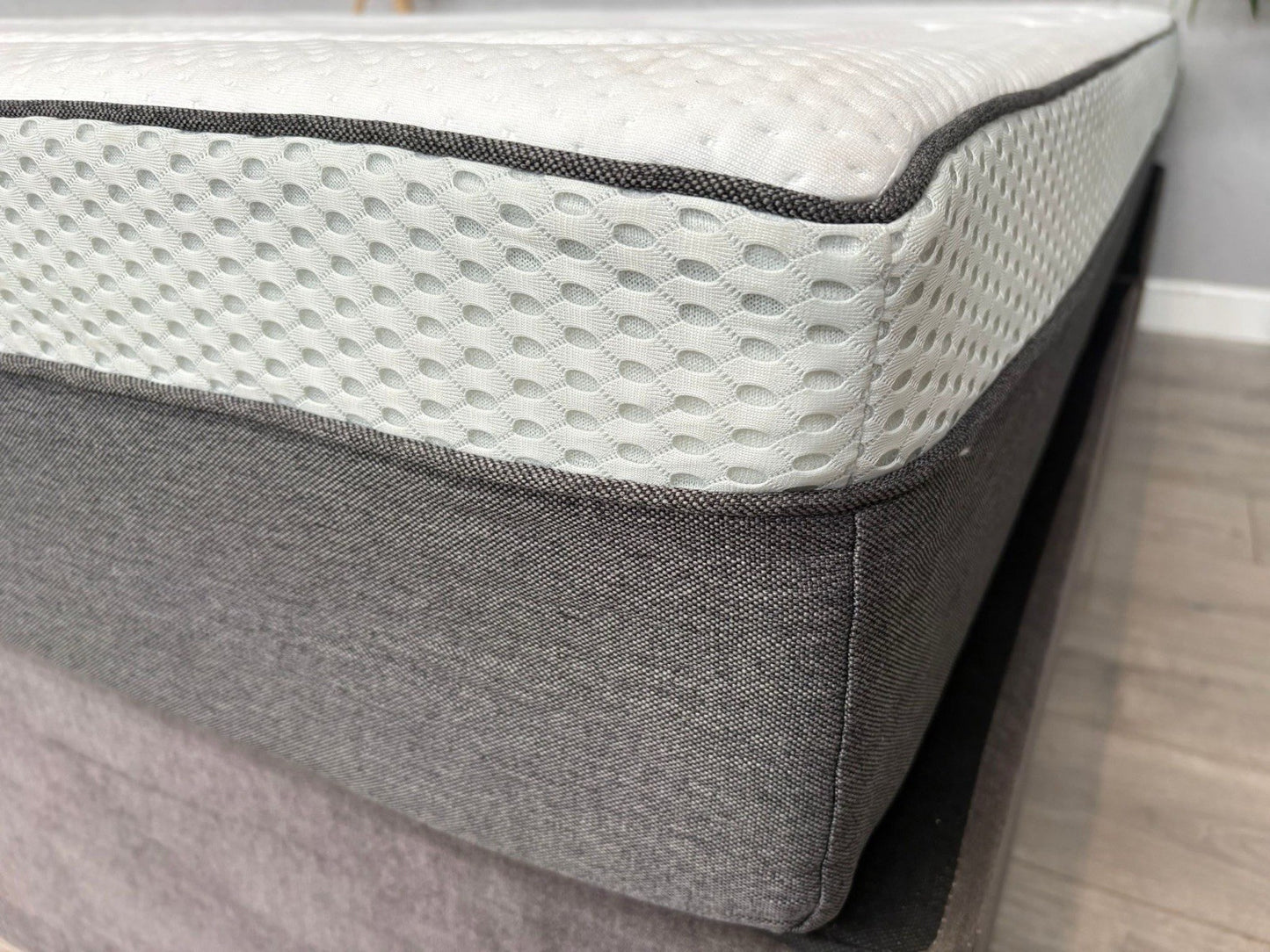 OTTY Pure Hybrid Bamboo 2000 Pocket Sprung 4ft 6 Double Mattress - RRP £649