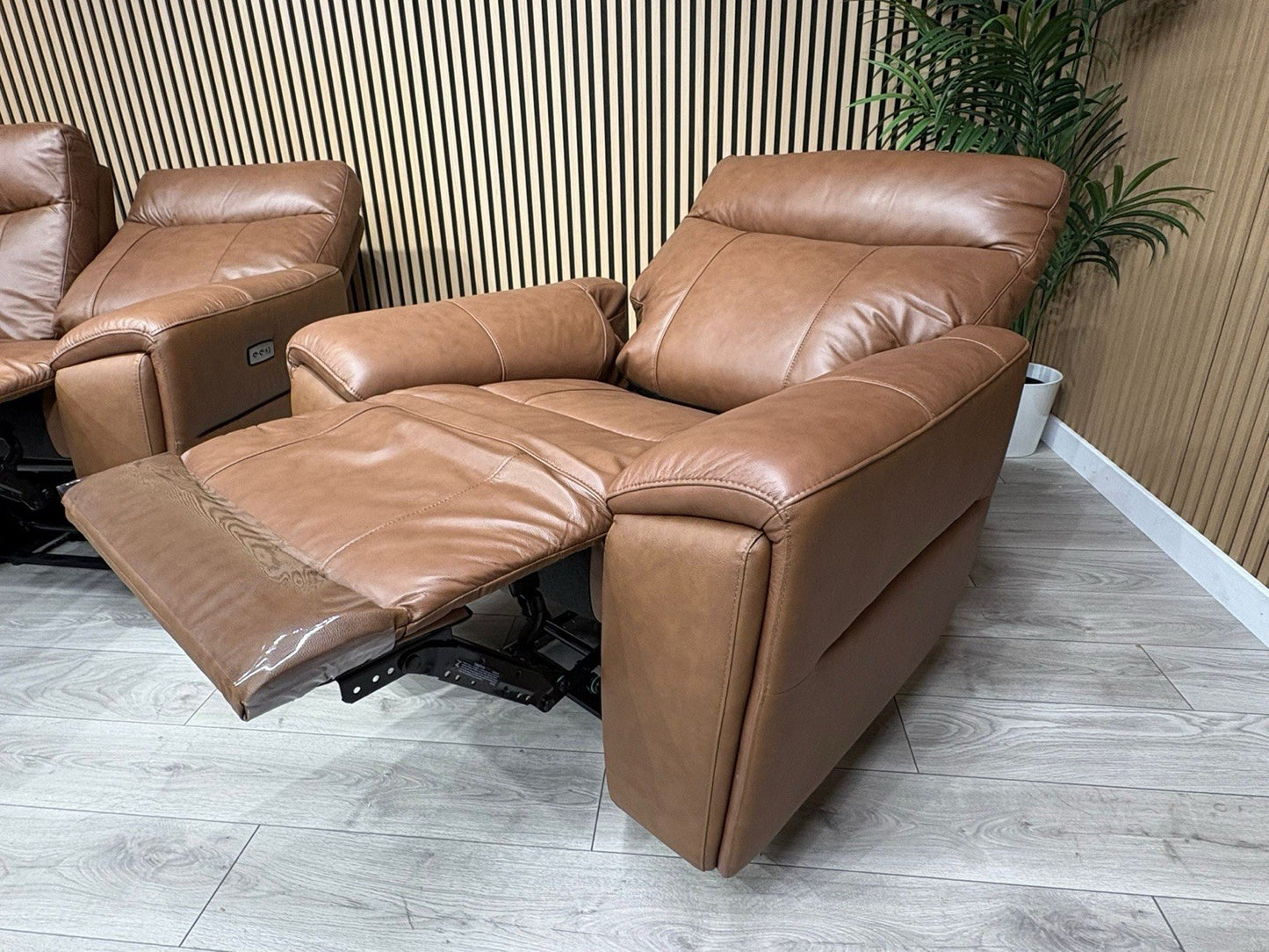 DANETTI Leather 3 Seater Sofa + Armchair Power Recliner Set - RRP: £3298