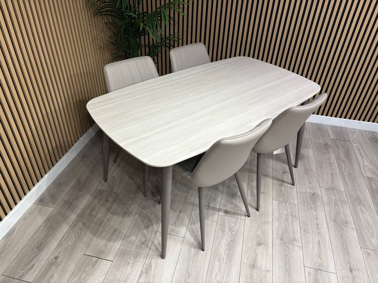 DFS Sample - SOLO Dining Table Set, RRP: £1299